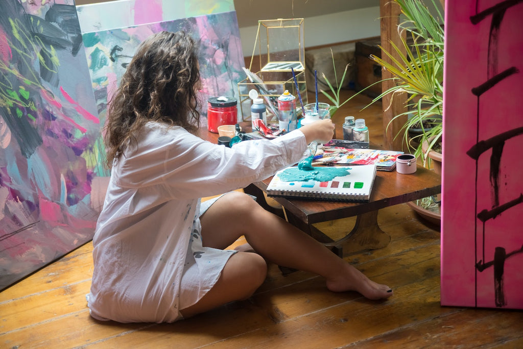 Transforma tu funda de celular en una obra de arte: Aprende a pintarla con pintura acrílica en simples pasos